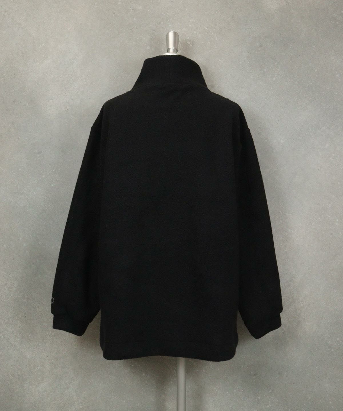 袖刺繍ボアプルオーバー（ブラック）後ろ