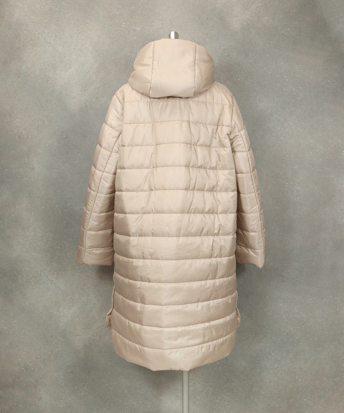 吸水速乾ミドル丈中綿コート後ろ（ベージュ）