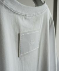 タイポロゴTシャツ（ホワイト）ロゴアップ