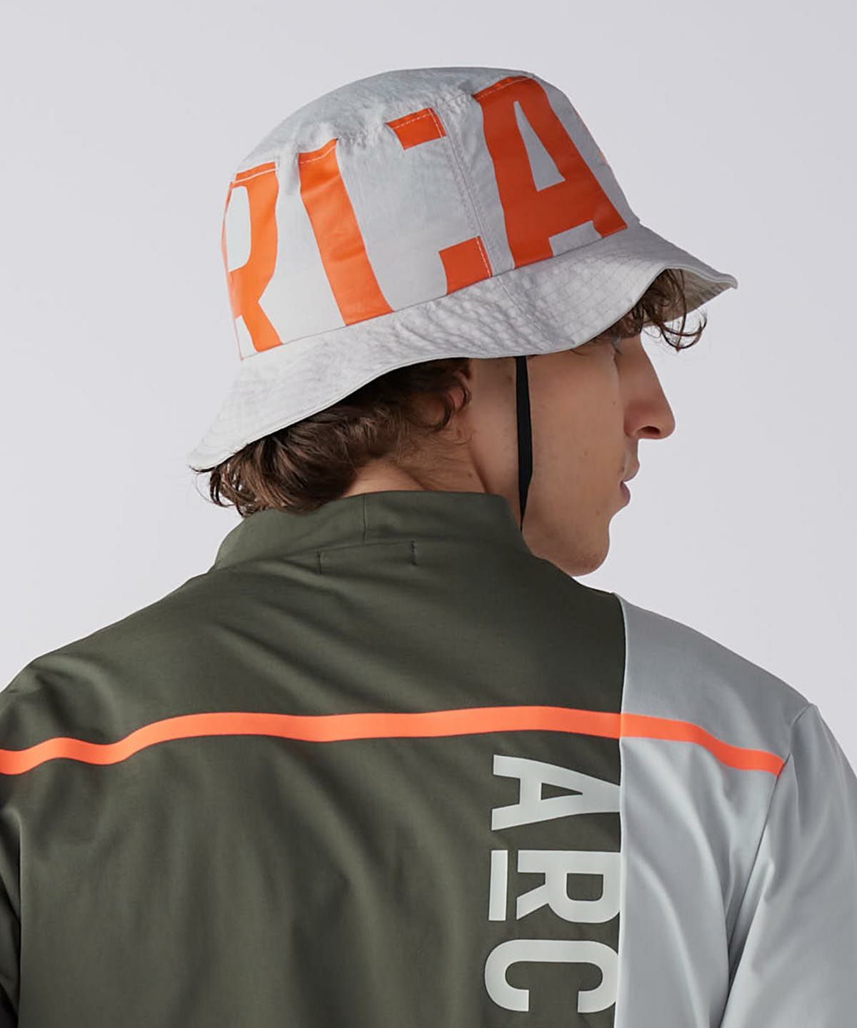 モデル着用画像（ベージュ）