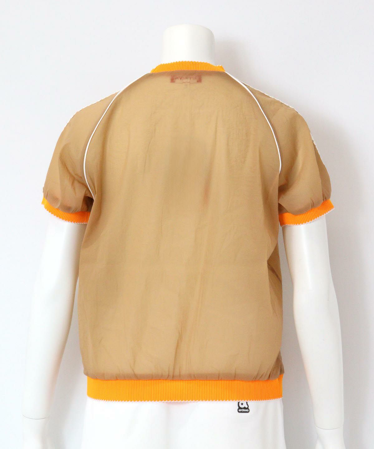 シアー半袖プルオーバー後ろ（キャメル）