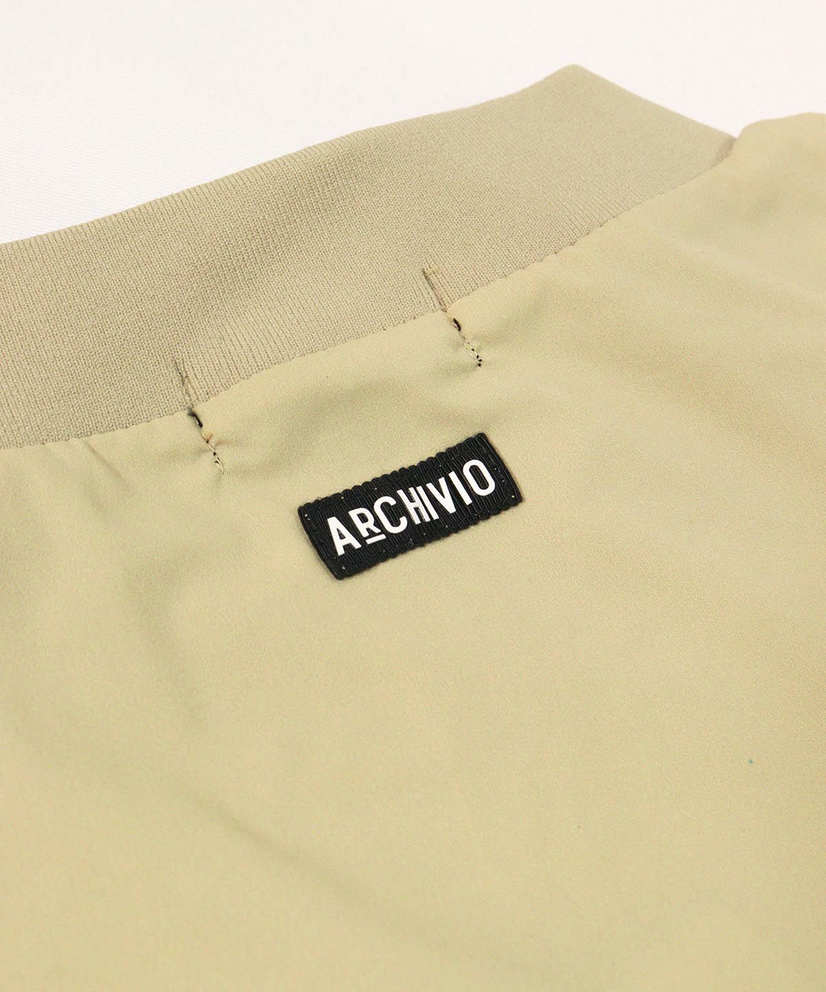 首元後ろロゴ(ベージュ)