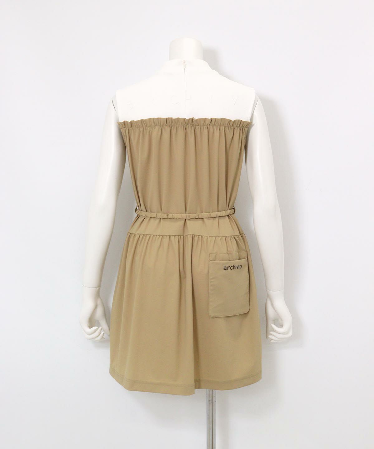 レイヤード風ギャザーワンピース後（ベージュ）