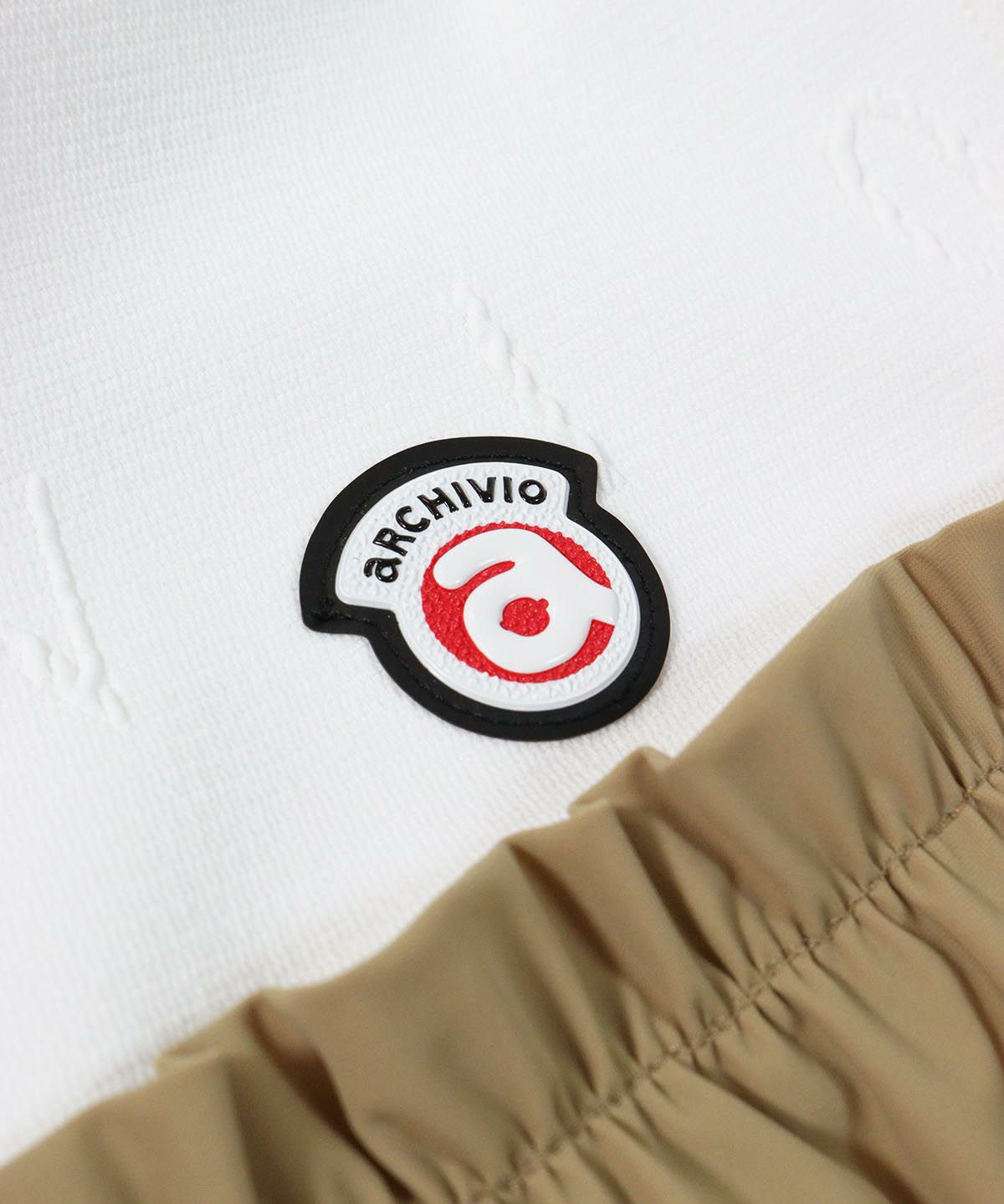 ロゴ部分（ベージュ）