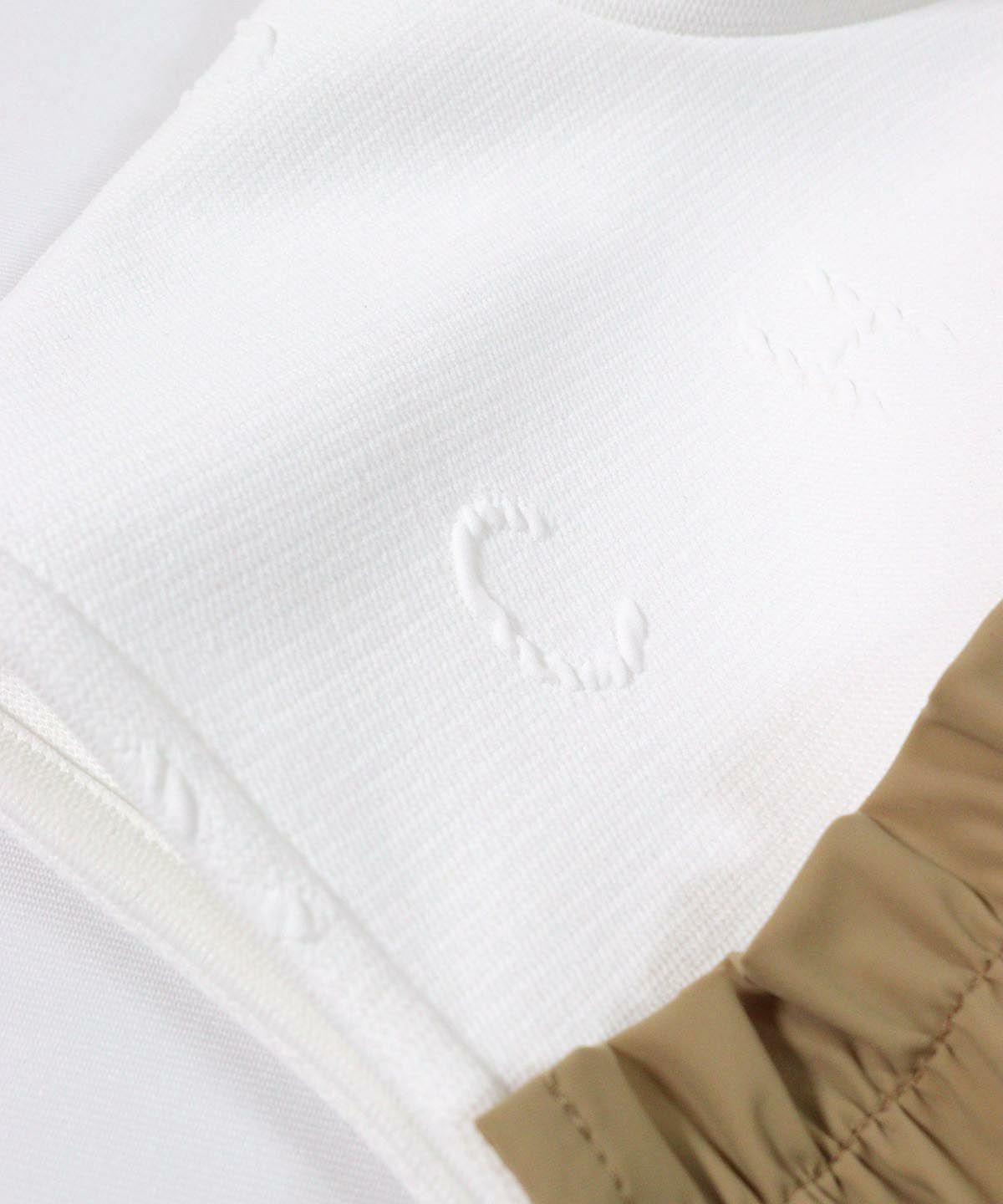 ロゴ部分（ベージュ）