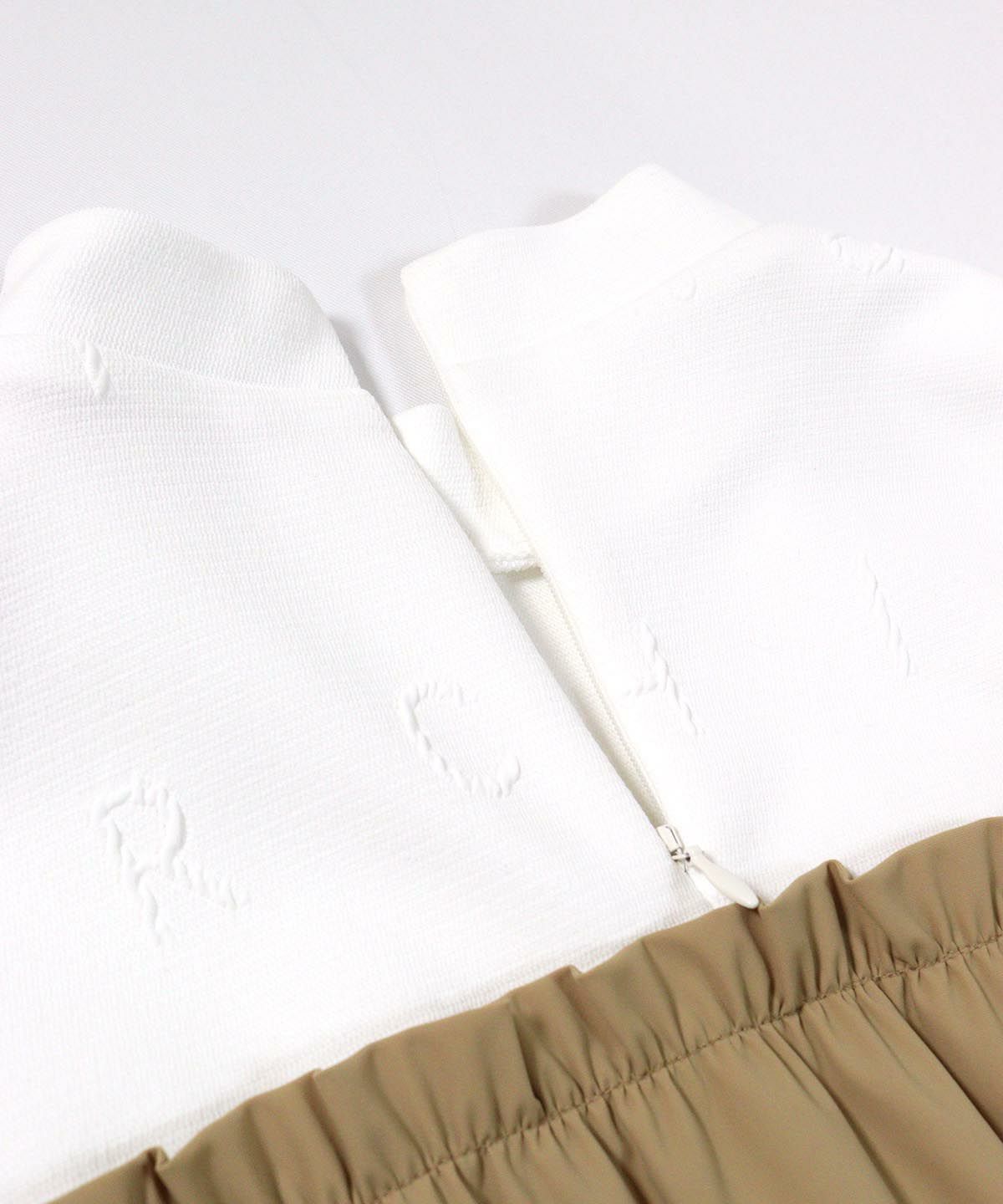 後ろファスナー部分（ベージュ）