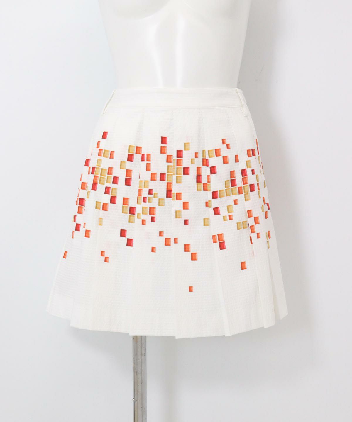 モザイク柄通気撥水スカート(ホワイト×レッド）