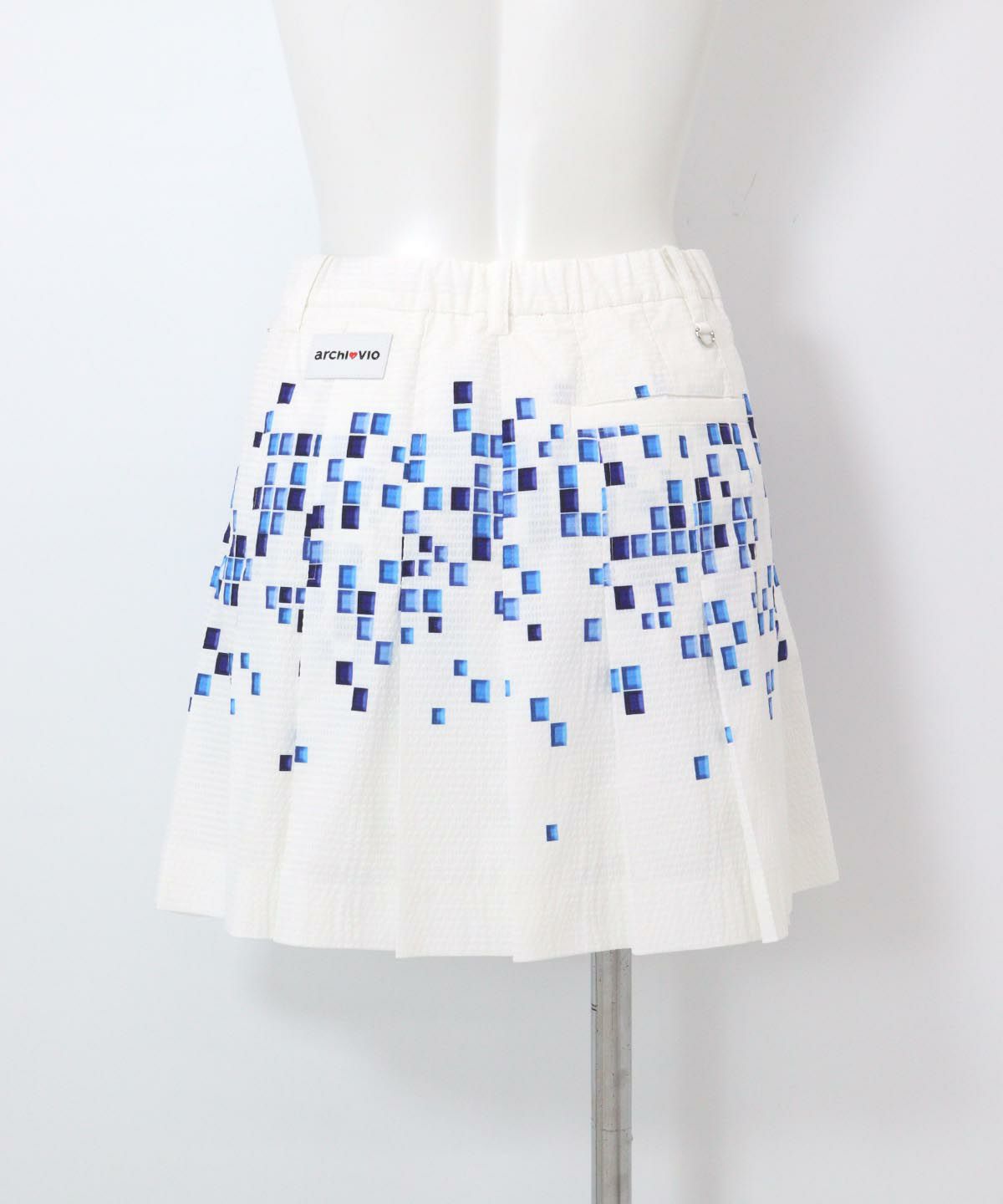 モザイク柄通気撥水スカート後（ホワイト×ブルー）