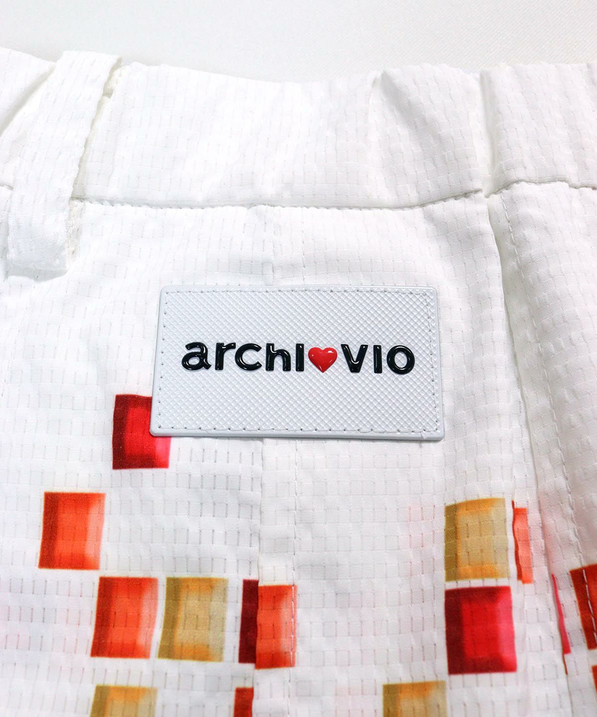 ロゴタグ部分(ホワイト×レッド）