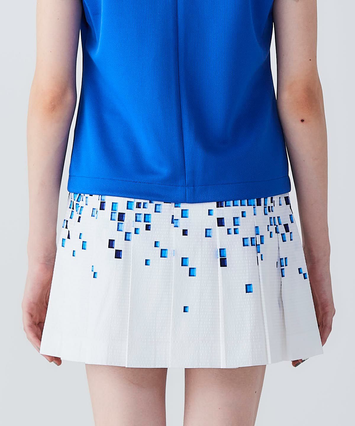 モデル着用画像（ホワイト×ブルー）