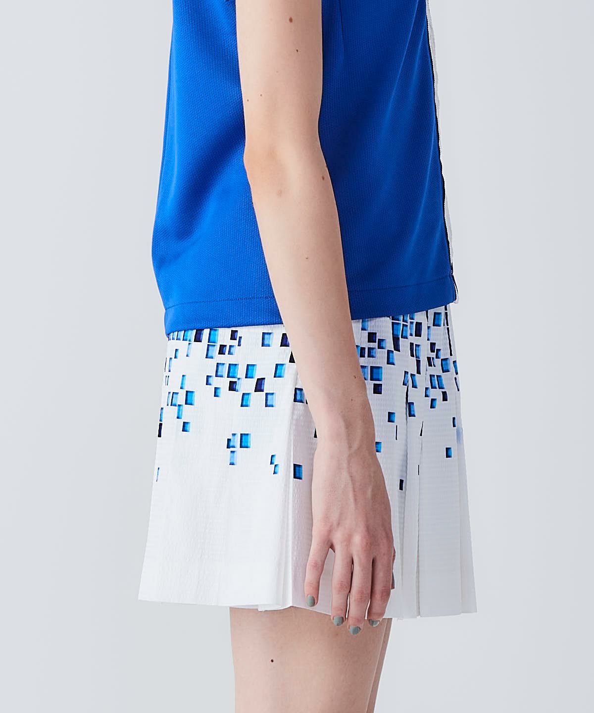 モデル着用画像（ホワイト×ブルー）