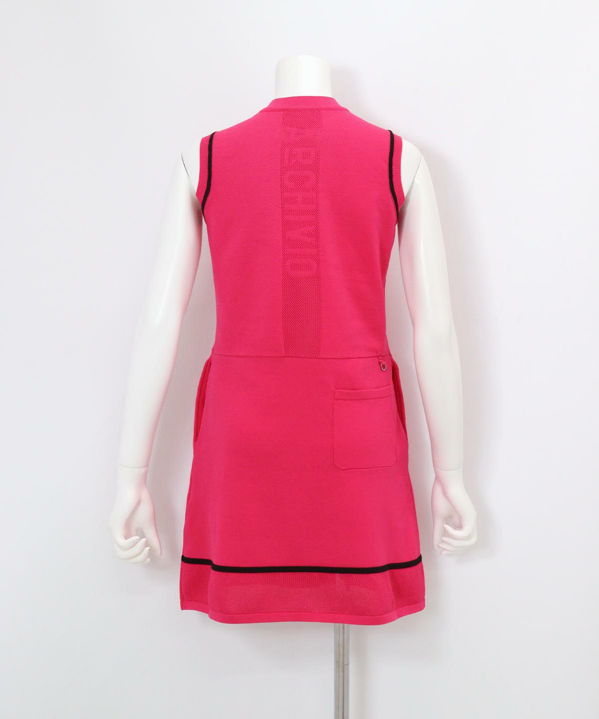 部分メッシュノースリニットワンピース後（ピンク）