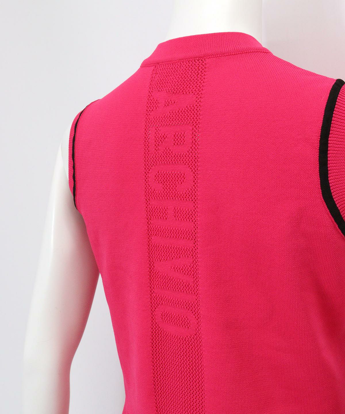 背中ロゴデザイン部分（ピンク）