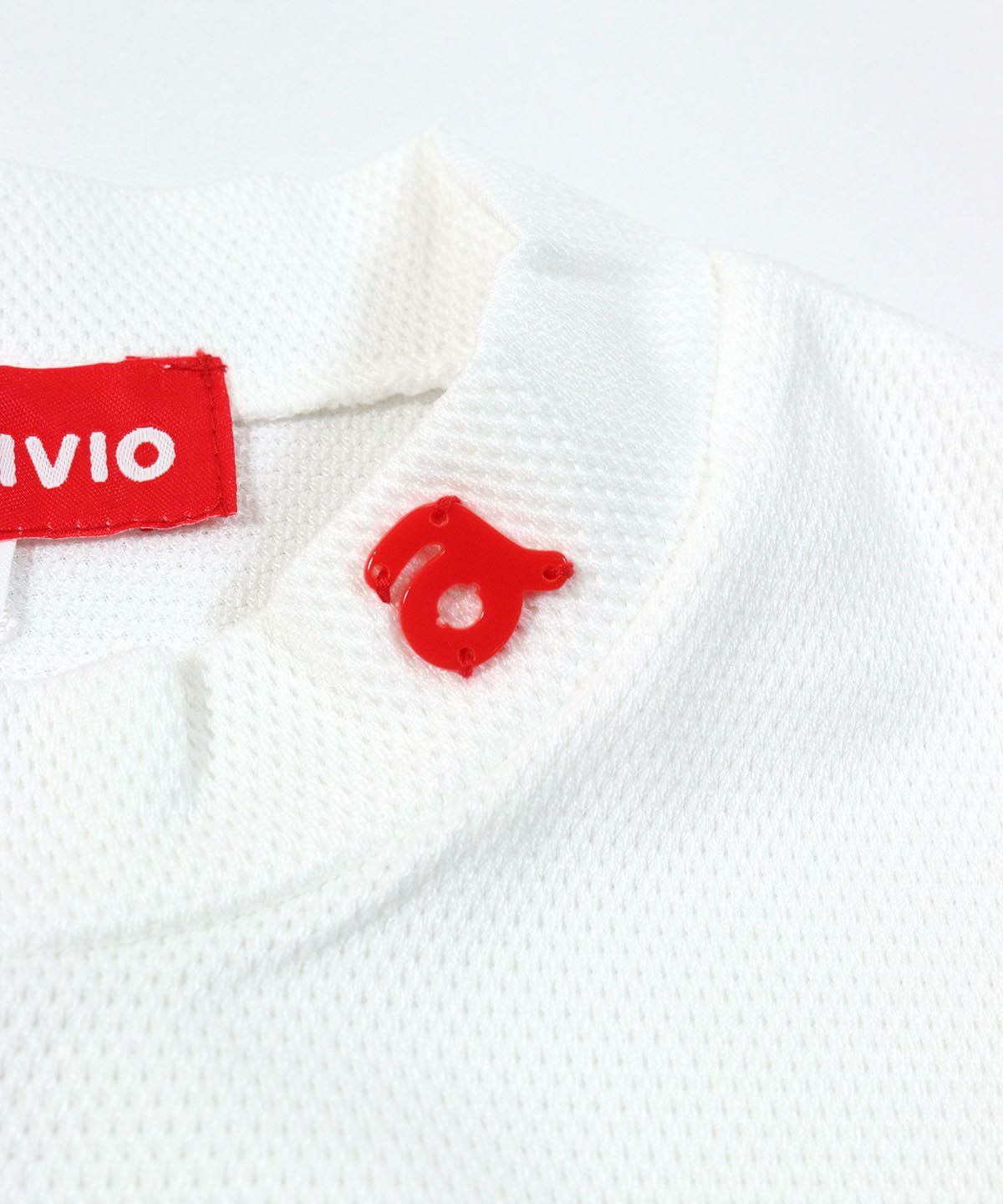 襟元ロゴパーツアップ