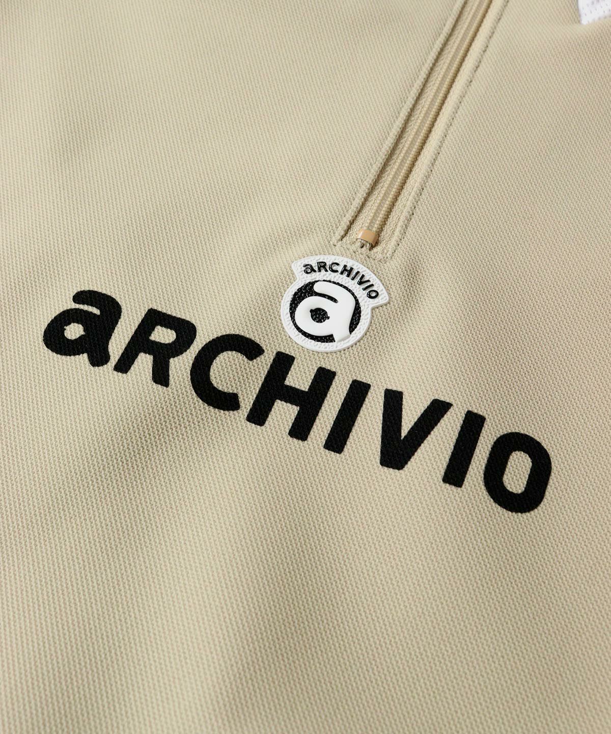 胸元ロゴアップ(ベージュ)