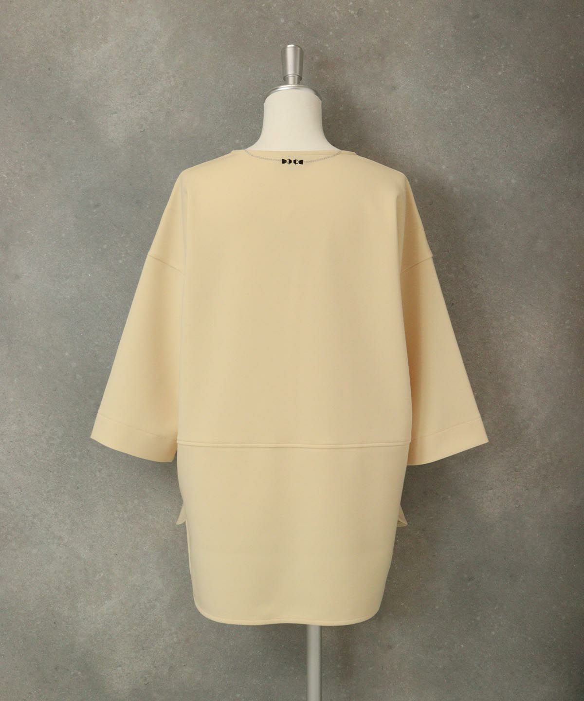 ポイント刺繍七分袖UVプルオーバー後（ベージュ）