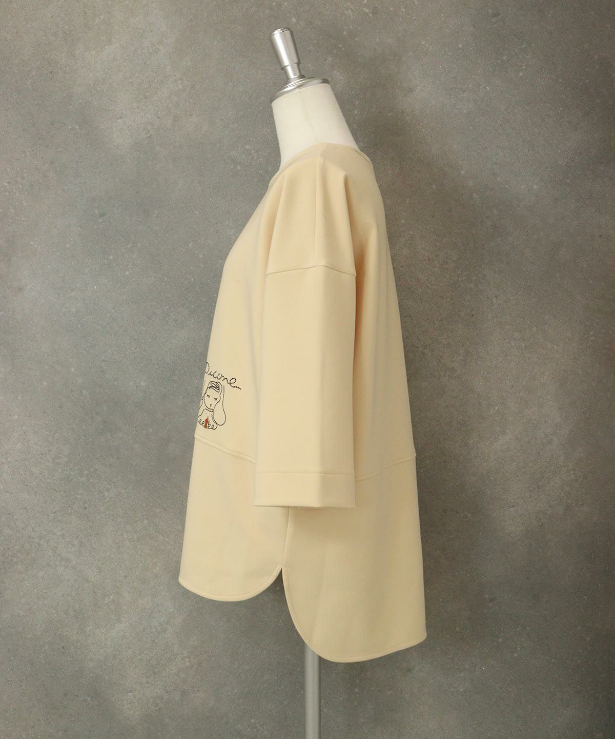 ポイント刺繍七分袖UVプルオーバー横（ベージュ）