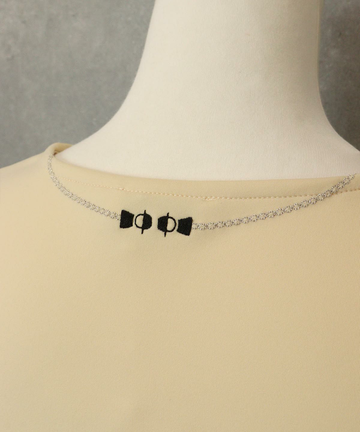 首元後部分（ベージュ）