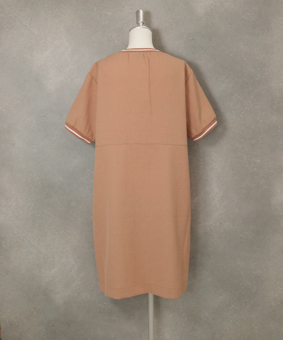 リブラインUV冷感ワンピース(キャメル)後ろ