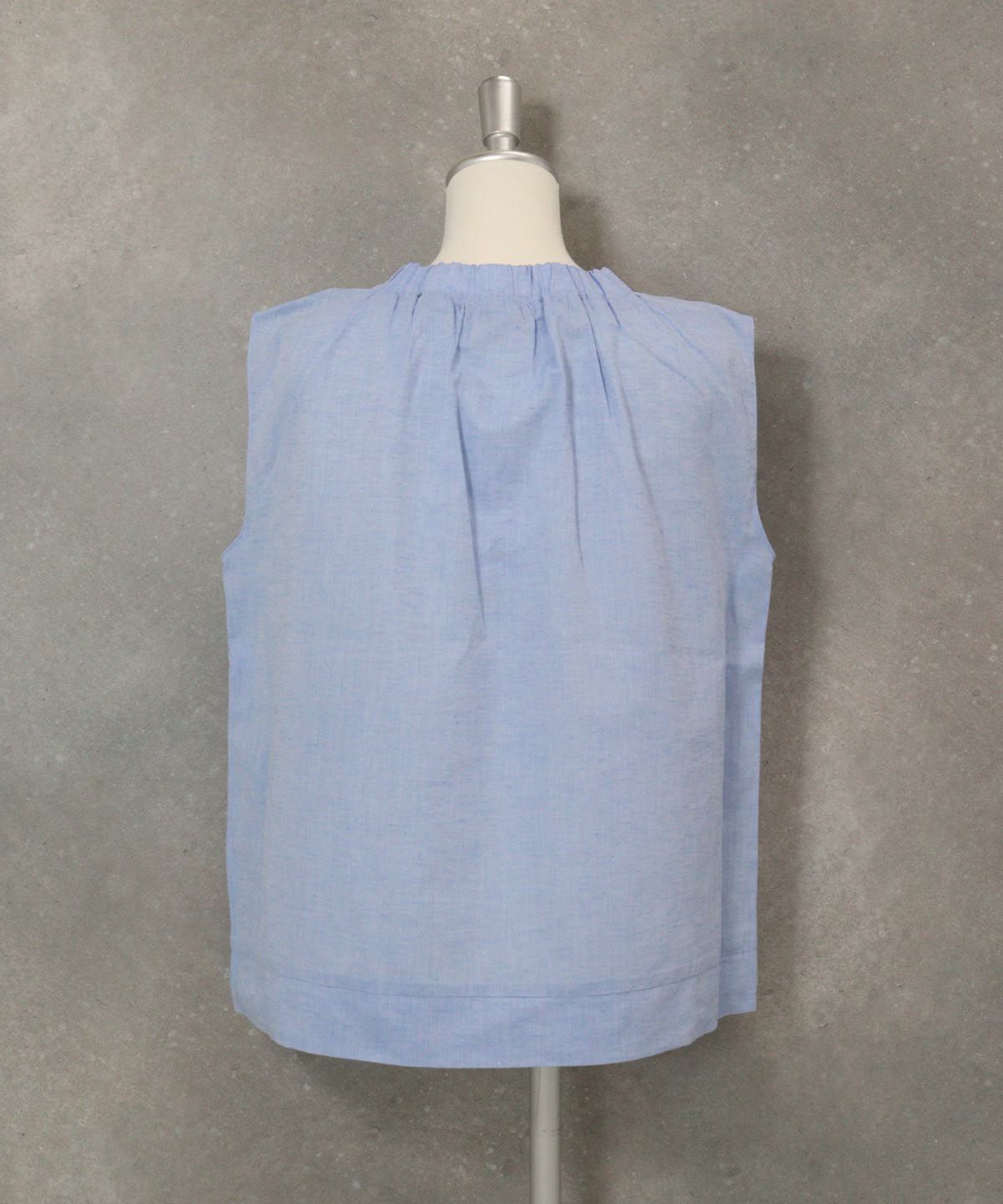 ギャザーネックノースリトップス後（ブルー）