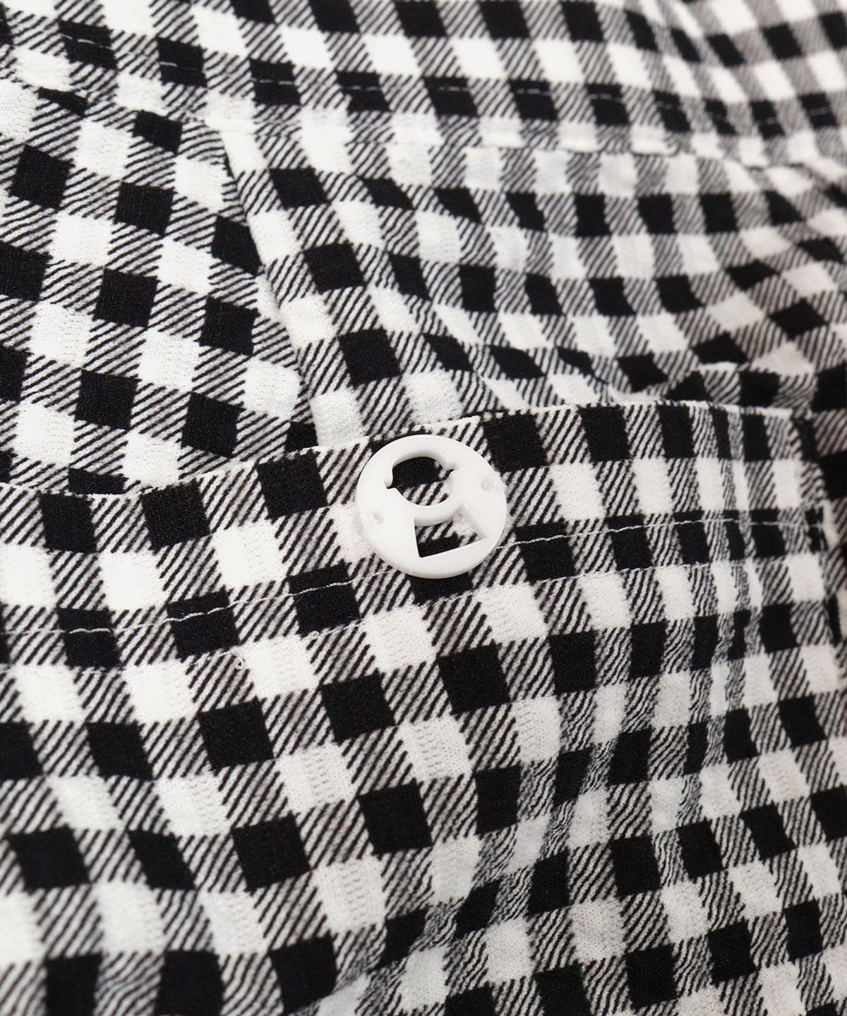 後ポケットボタン部分（ブラック）