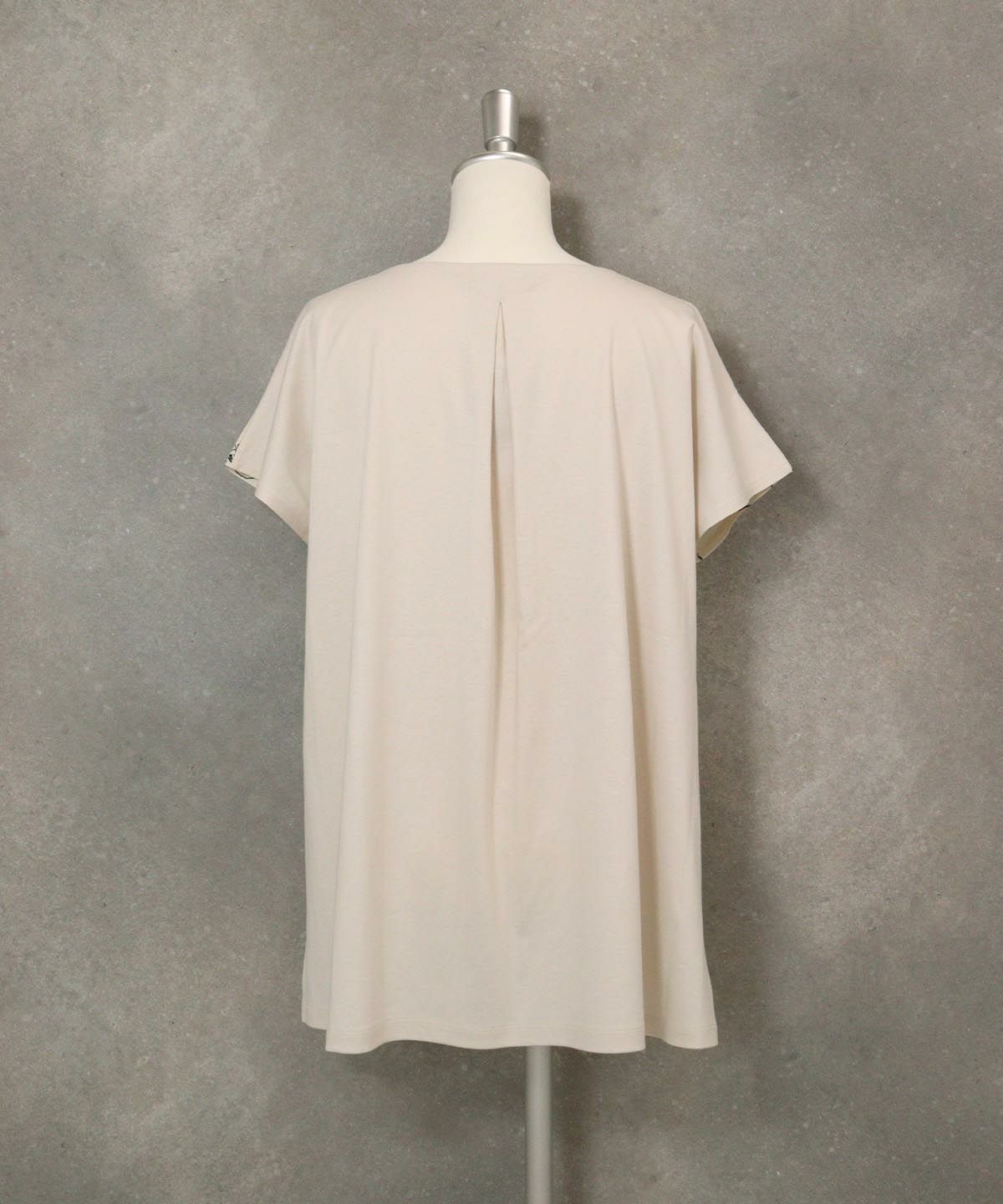 前後切替線画冷感プルオーバー後(ベージュ）