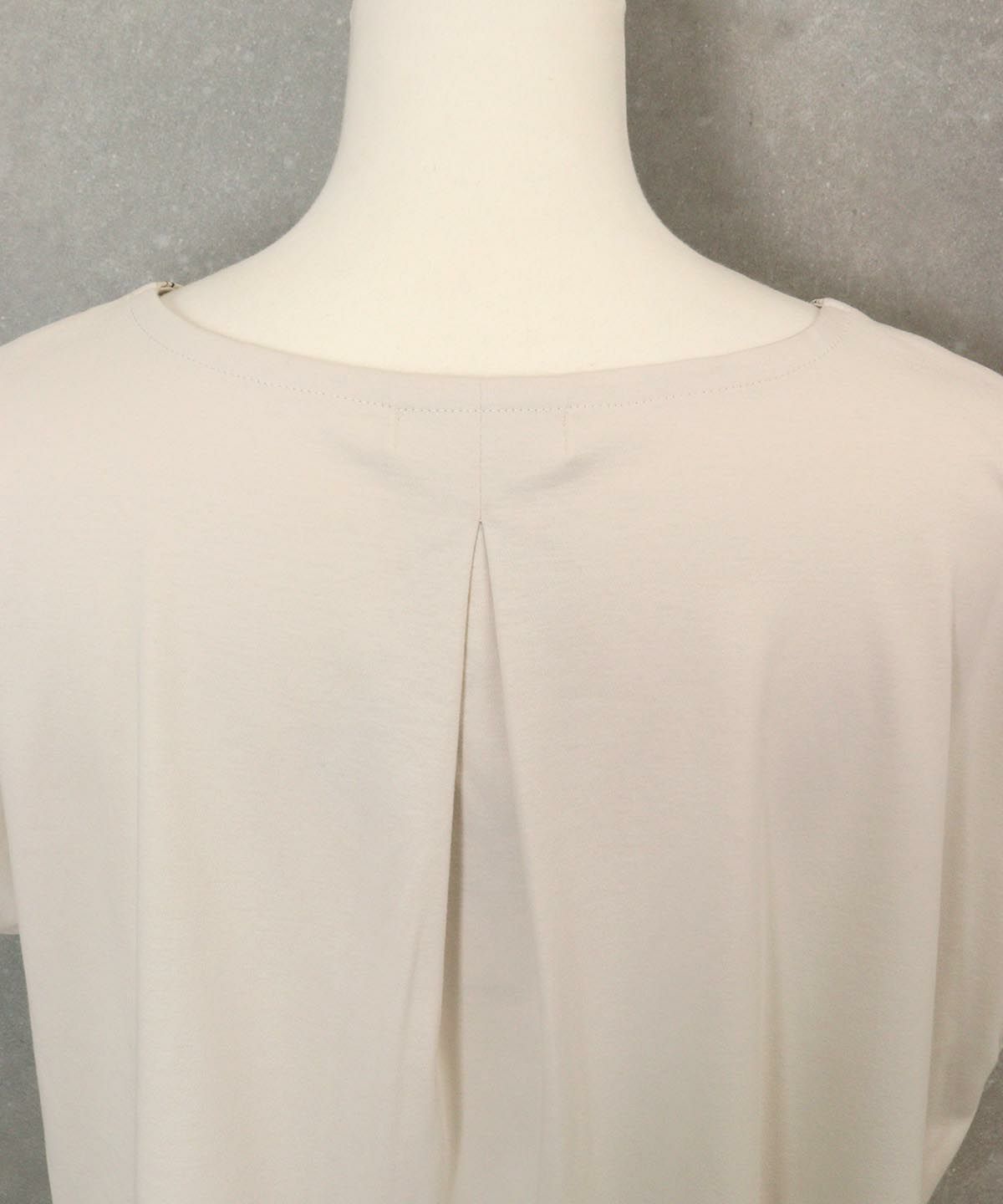 首元後ろ部分（ベージュ）