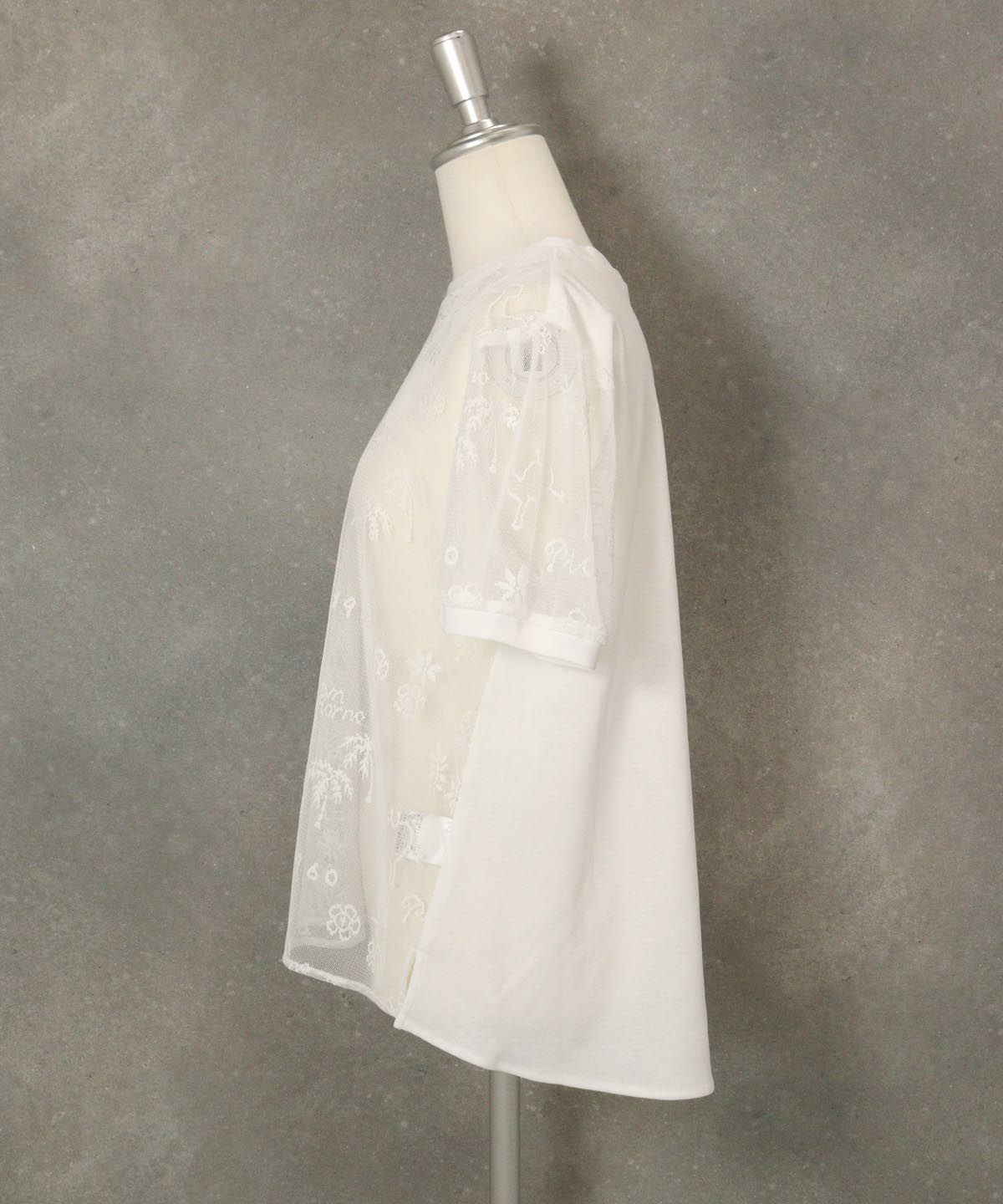 総柄チュールプルオーバー横(ホワイト）