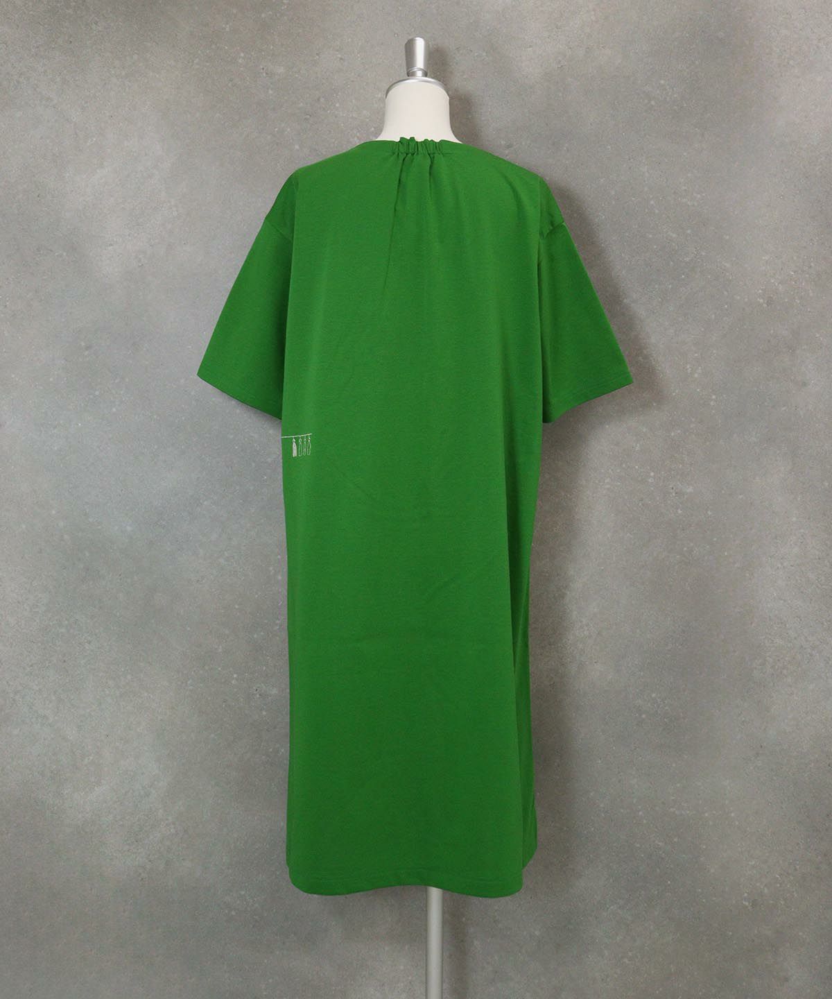 UV冷感サイド刺繍ワンピース(グリーン)後ろ