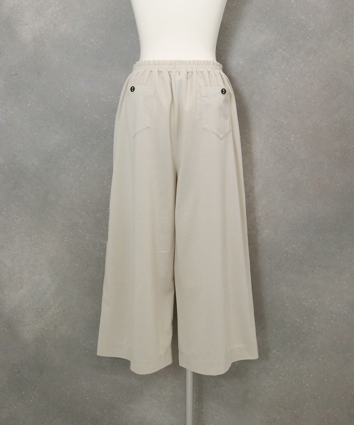 コットン混冷感七分丈パンツ(ベージュ)後ろ