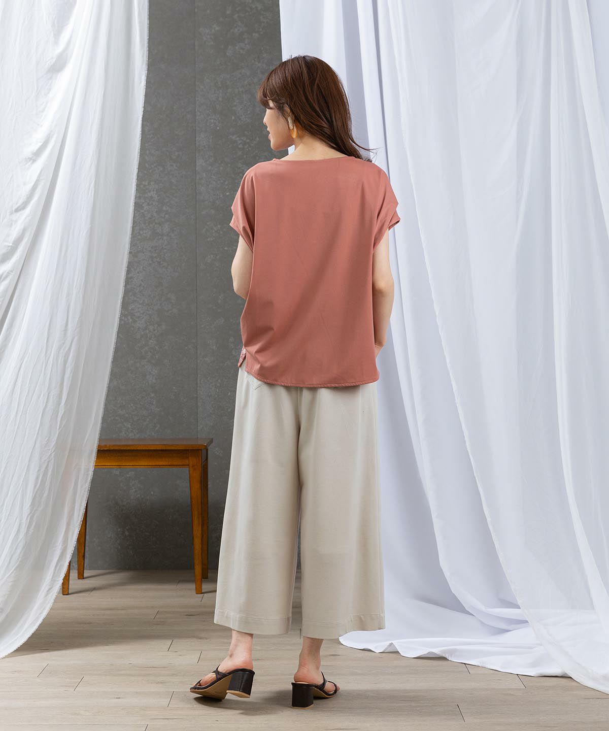 モデル着用画像（ベージュ）