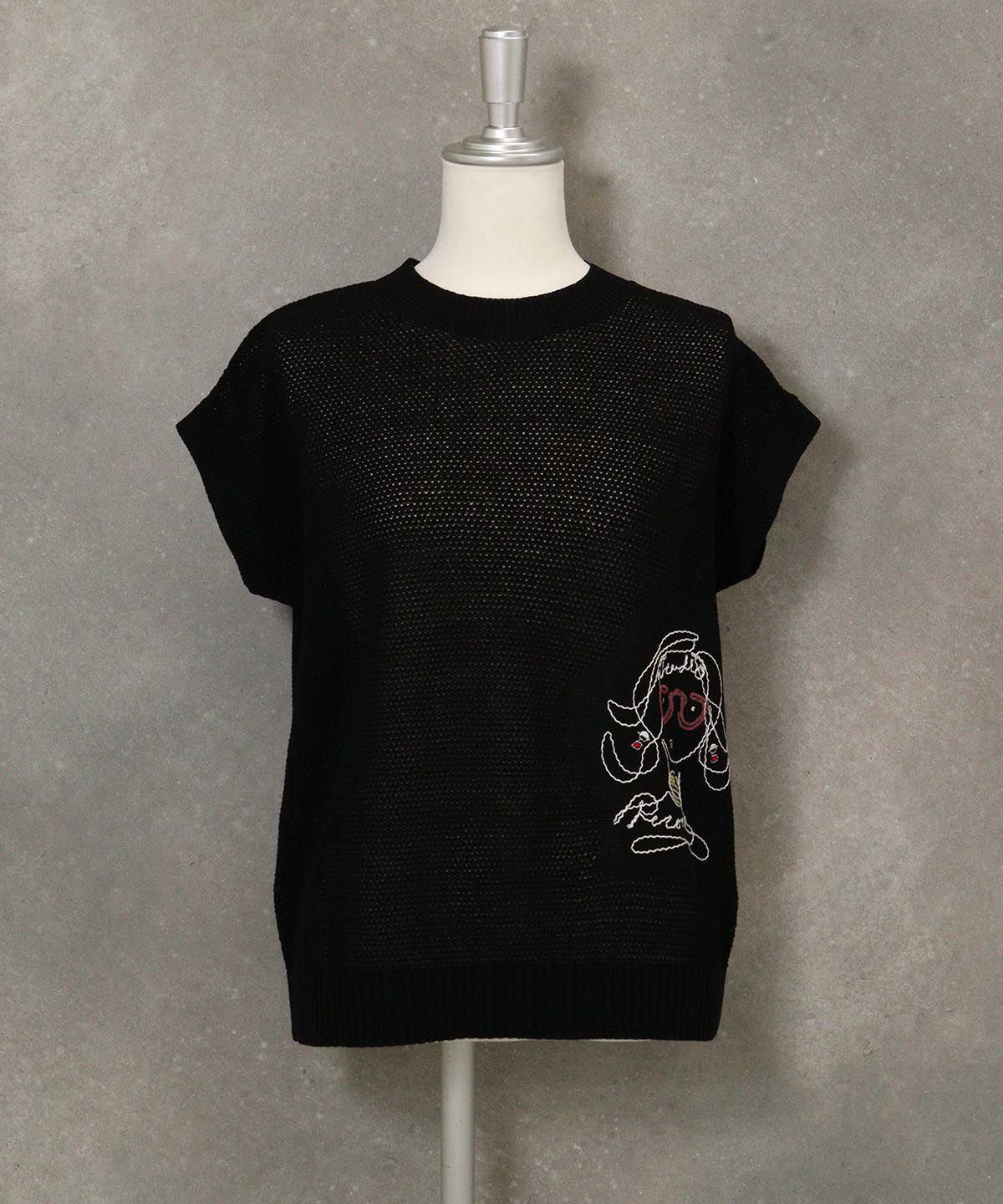 透かし編み刺繍ニットベスト(ブラック)