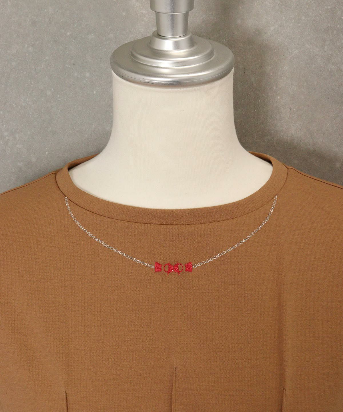 首元アップ(ブラウン)