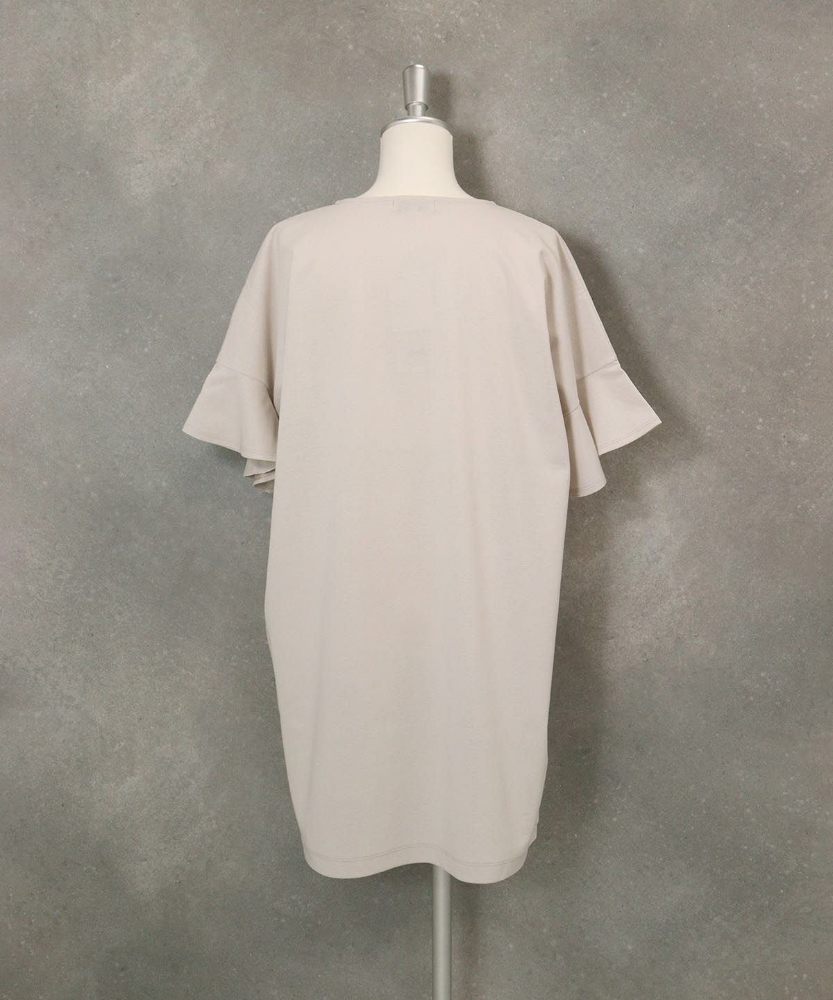 袖フリルイラストチュニック(ベージュ)後ろ