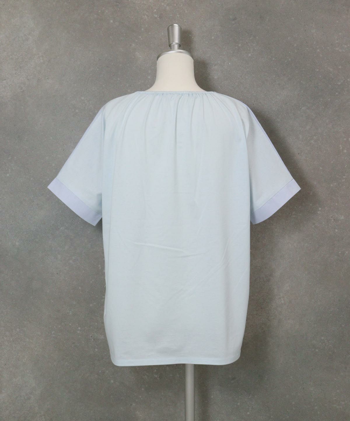 カットワーク刺繍冷感Ｔシャツ(ブルー)後ろ