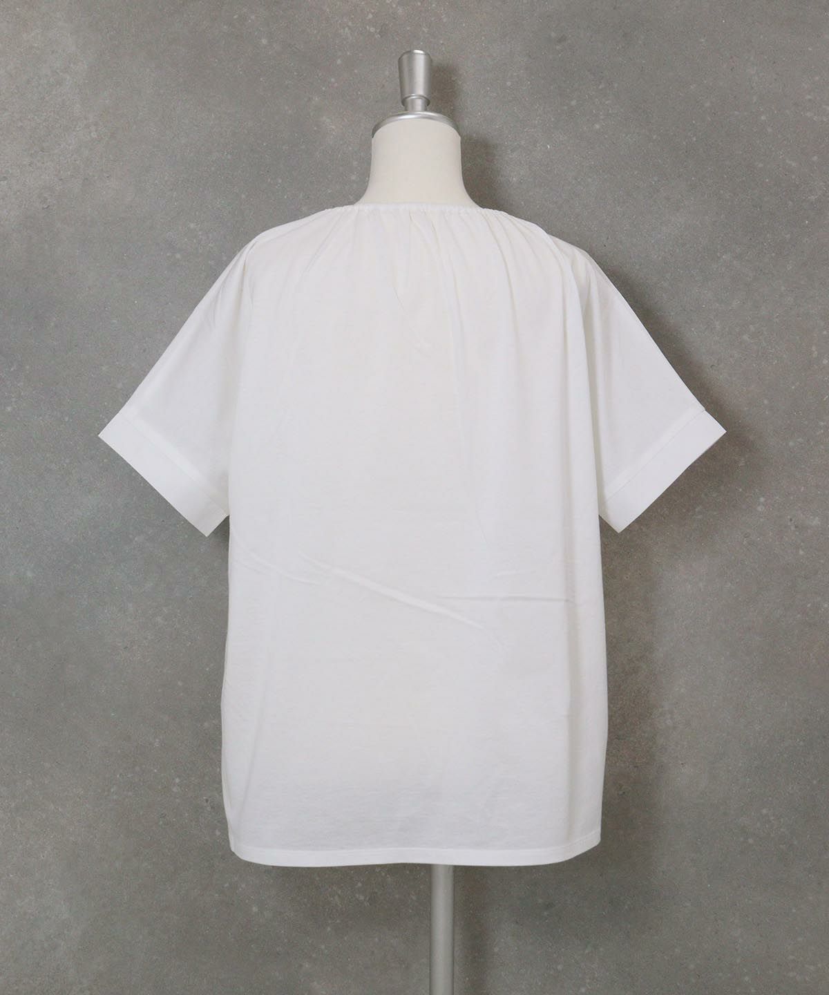 カットワーク刺繍冷感Ｔシャツ(ホワイト)後ろ