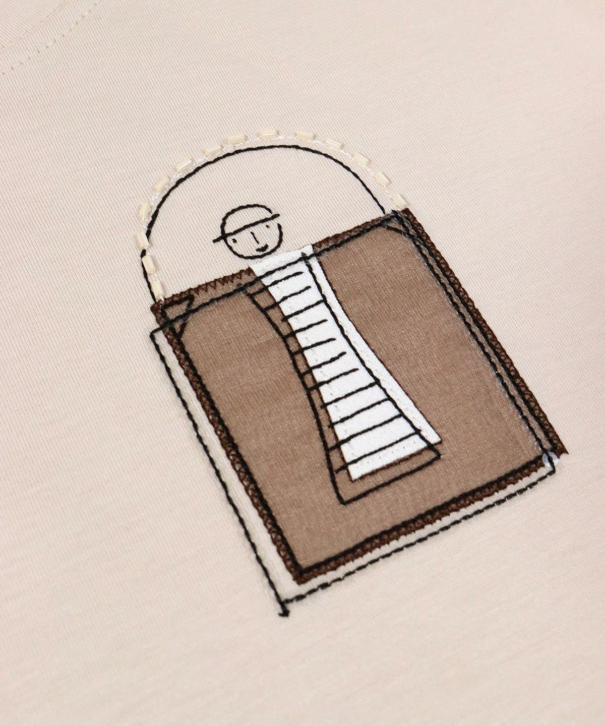 胸元デザイン部分（ベージュ）