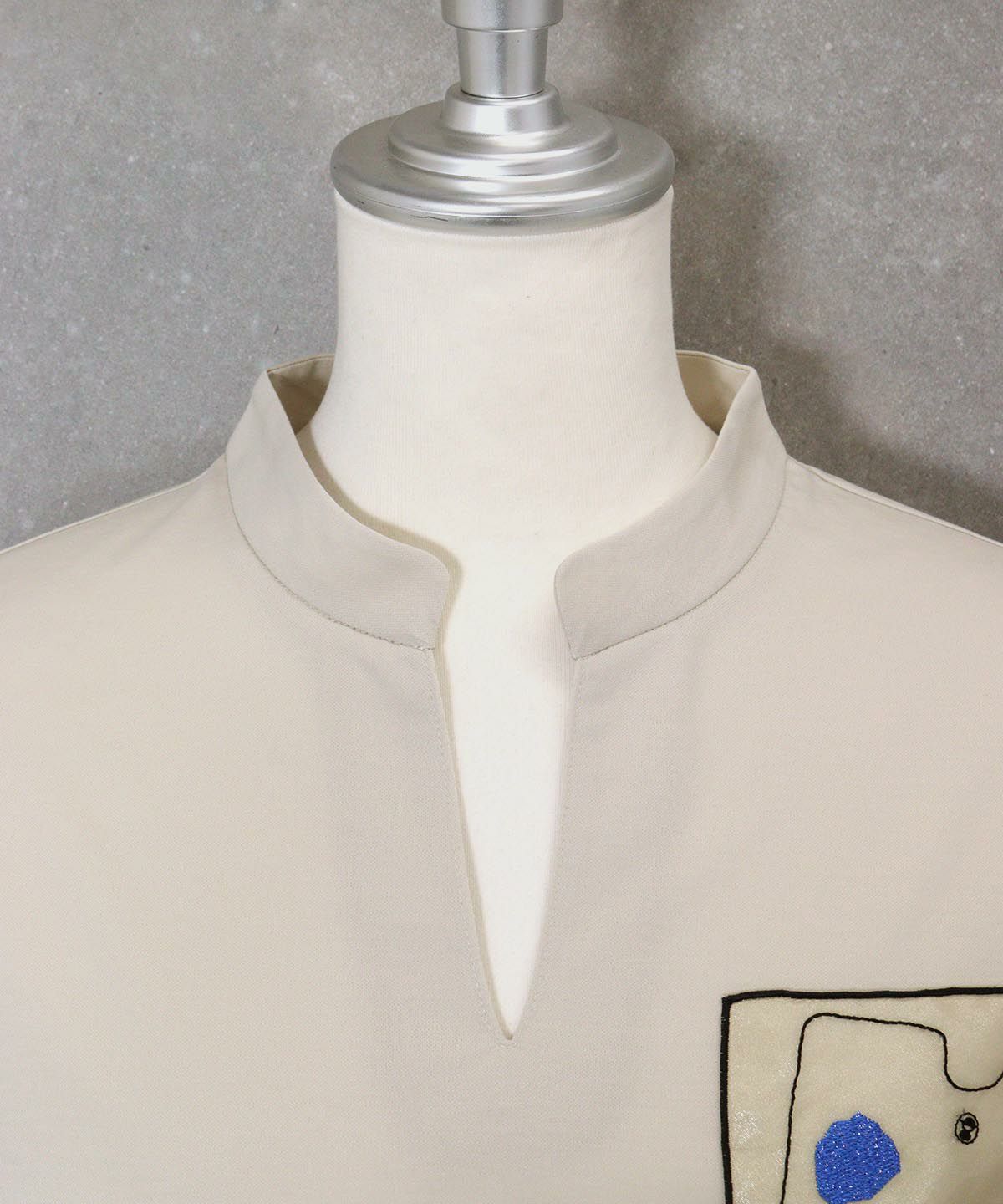 首元アップ(ベージュ)