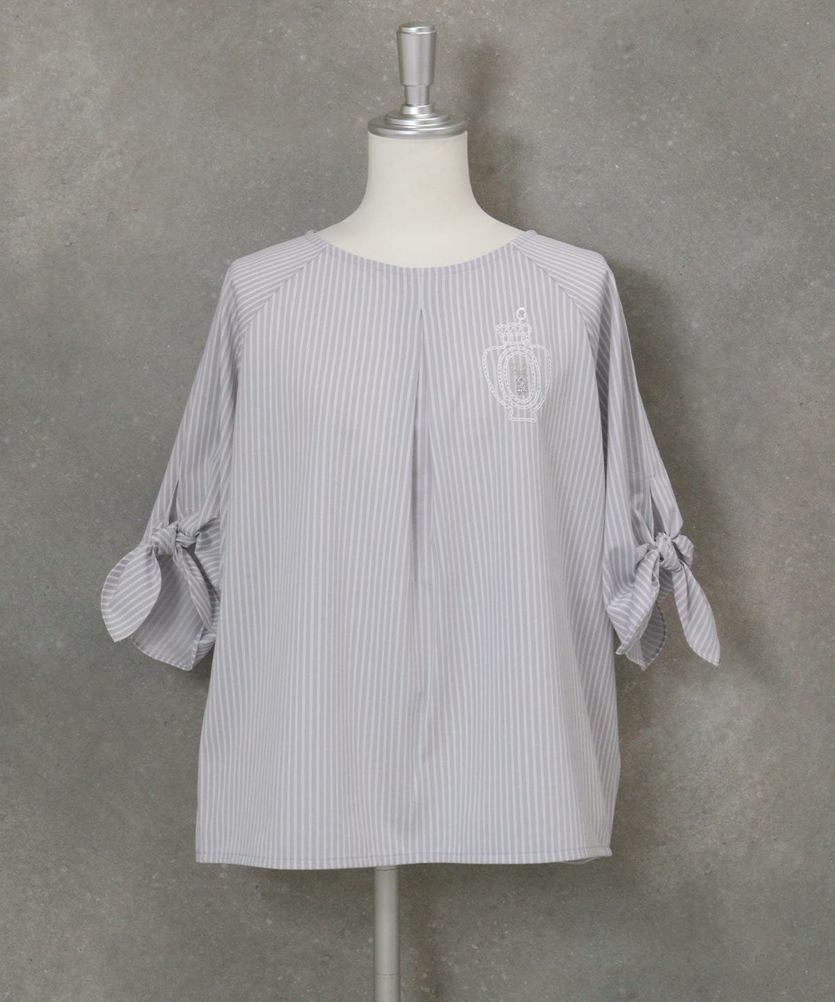 ストライプ柄袖リボン冷感ブラウス(ライトグレー)