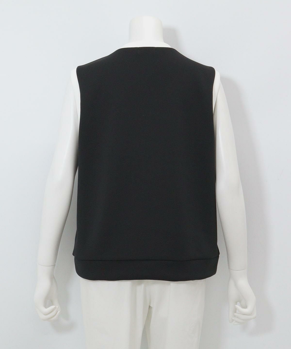 ピコライン刺繍ジップベスト 後ろ（ブラック）