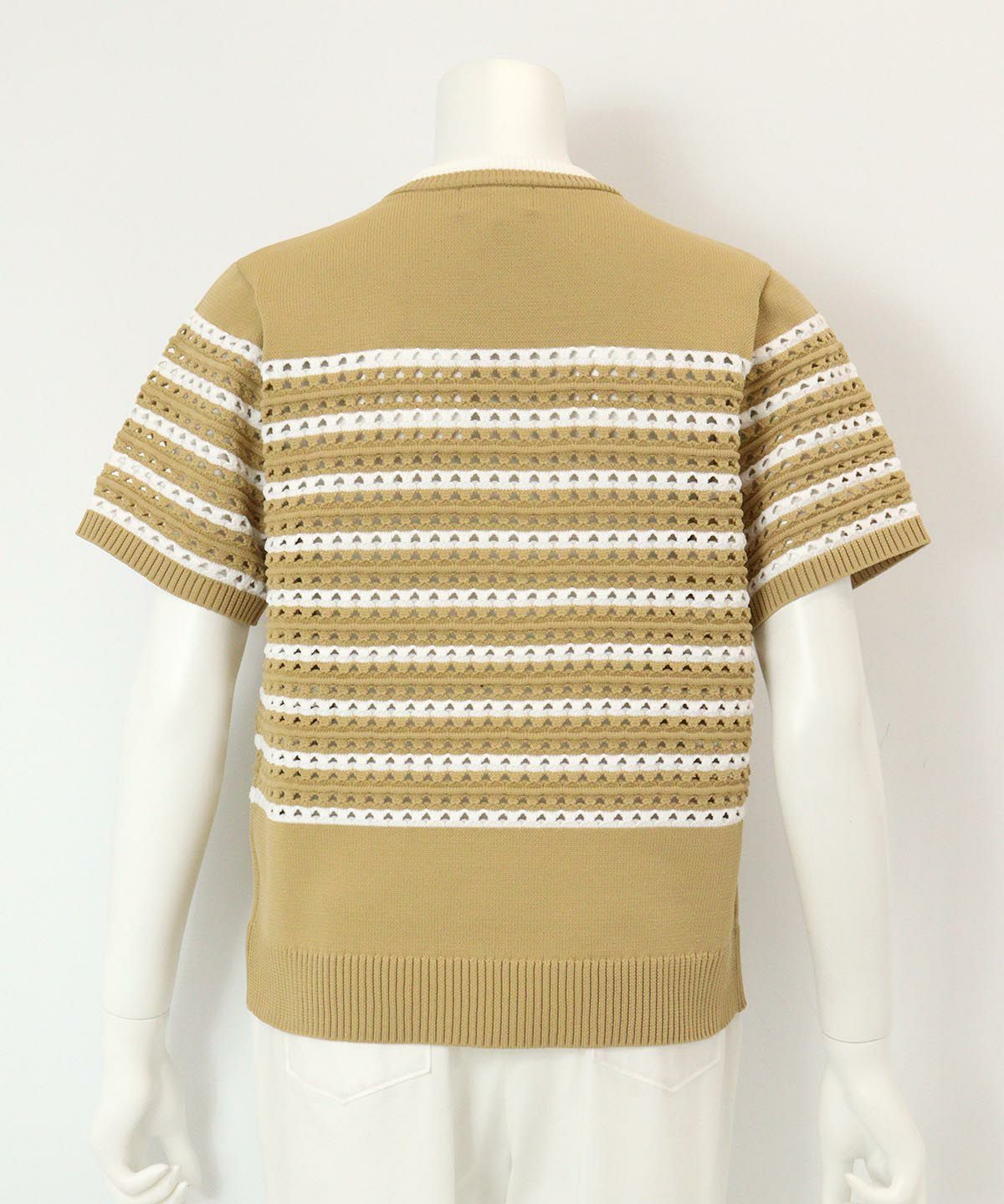 フラワー刺繍ジップカーディガン 後ろ（ベージュ）