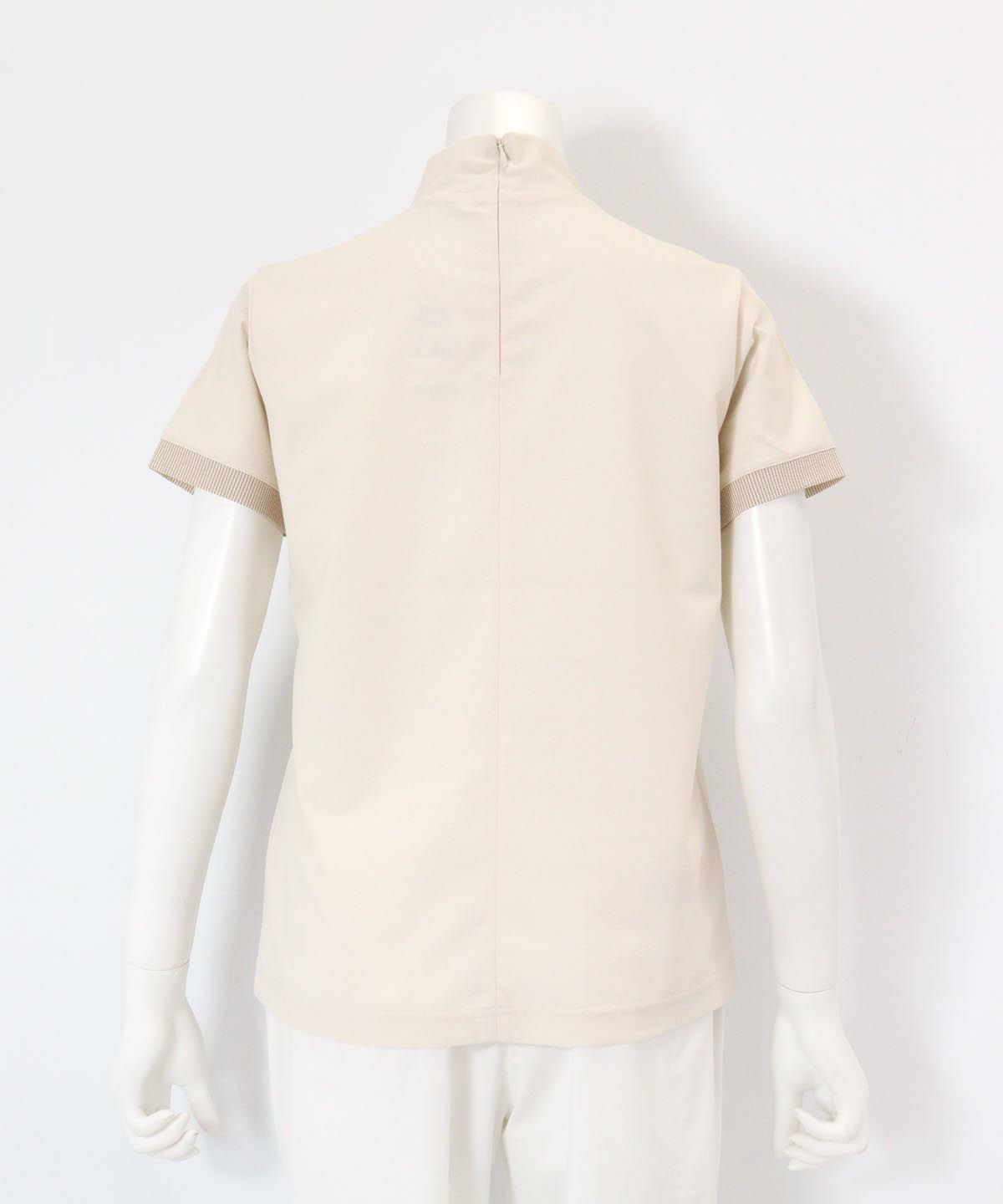 UV冷感ハイネック刺繍プルオーバー後（ベージュ）