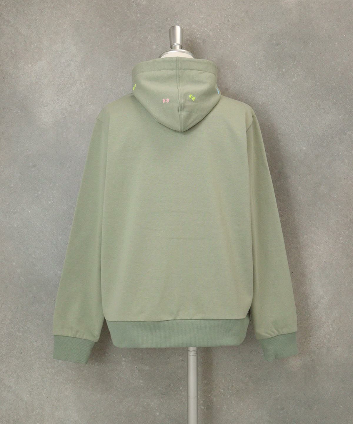 刺繍入り裏毛ジップパーカー 後ろ（カーキ）