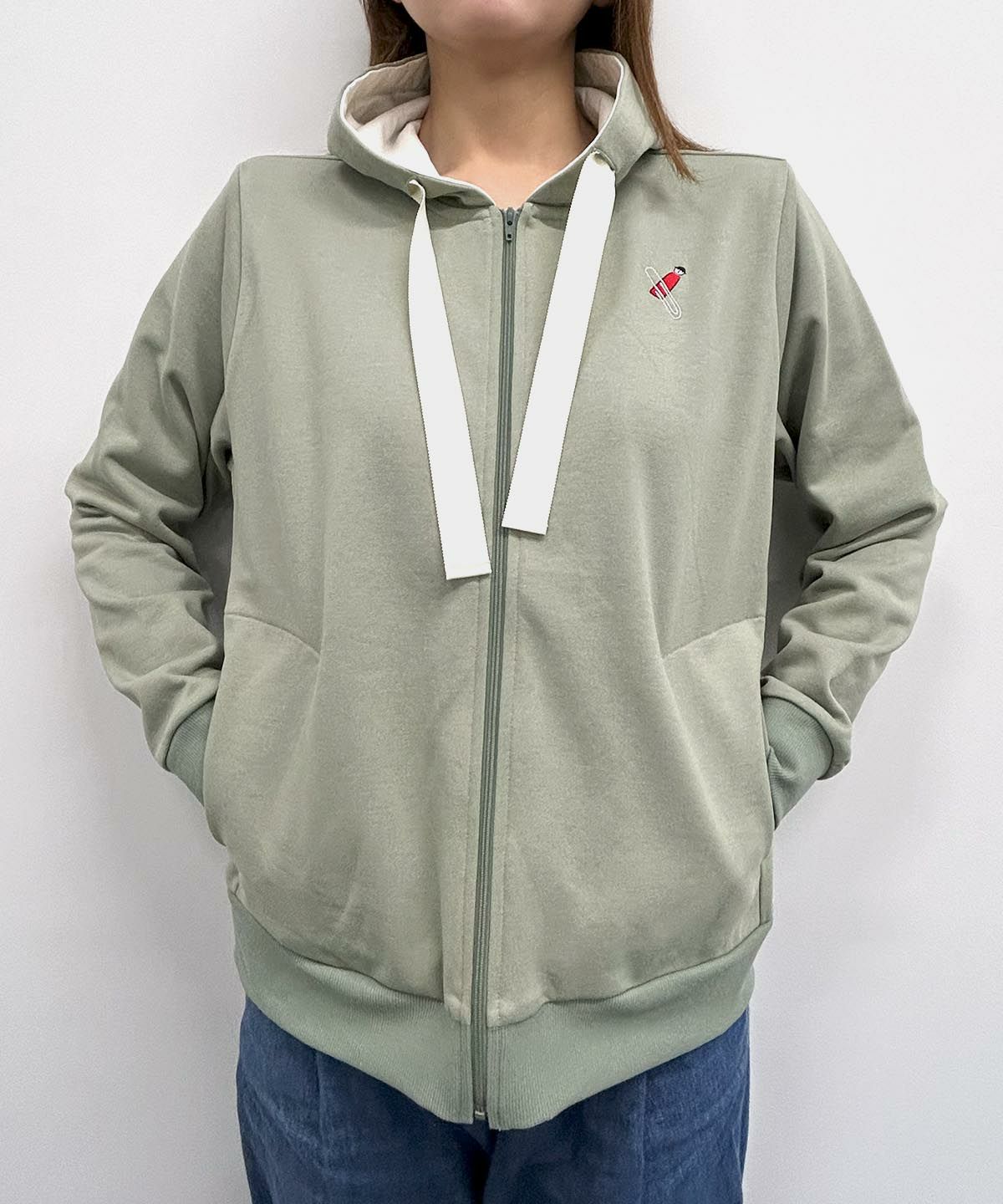 刺繍入り裏毛ジップパーカー（カーキ）着用イメージ
