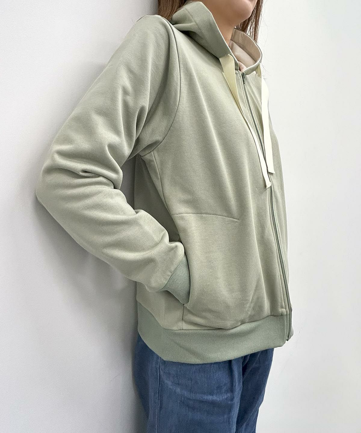 刺繍入り裏毛ジップパーカー（カーキ）着用イメージ