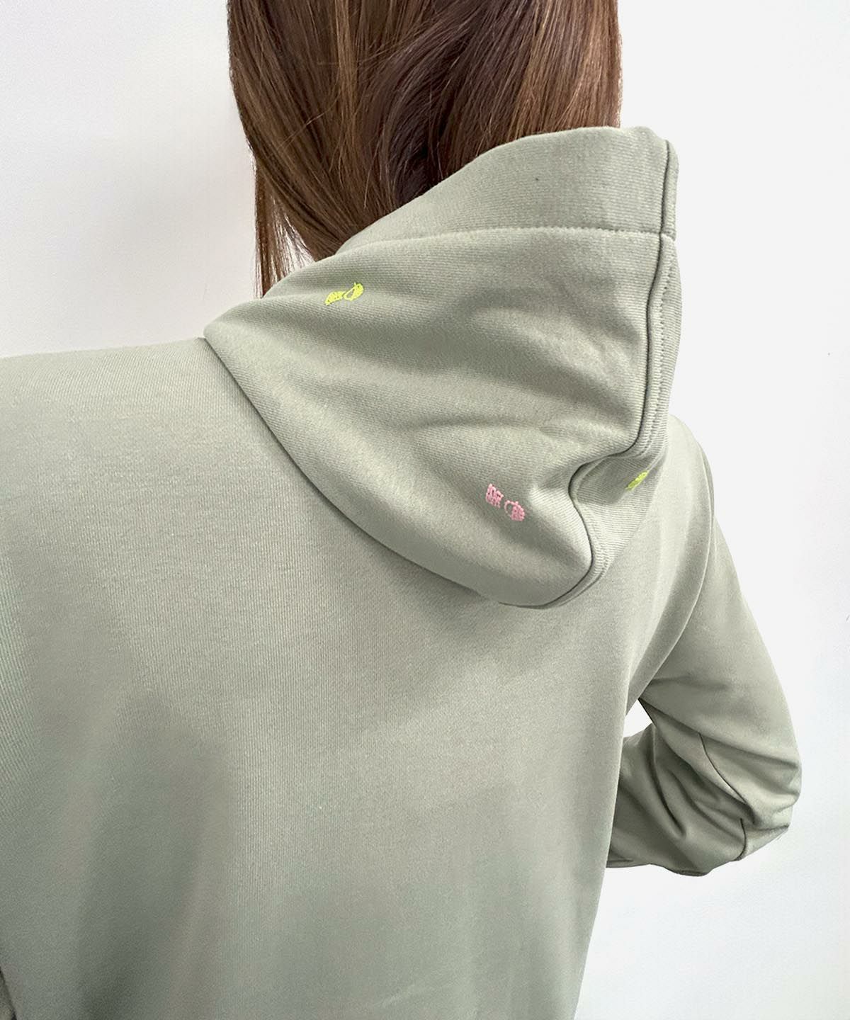 刺繍入り裏毛ジップパーカー（カーキ）着用イメージ