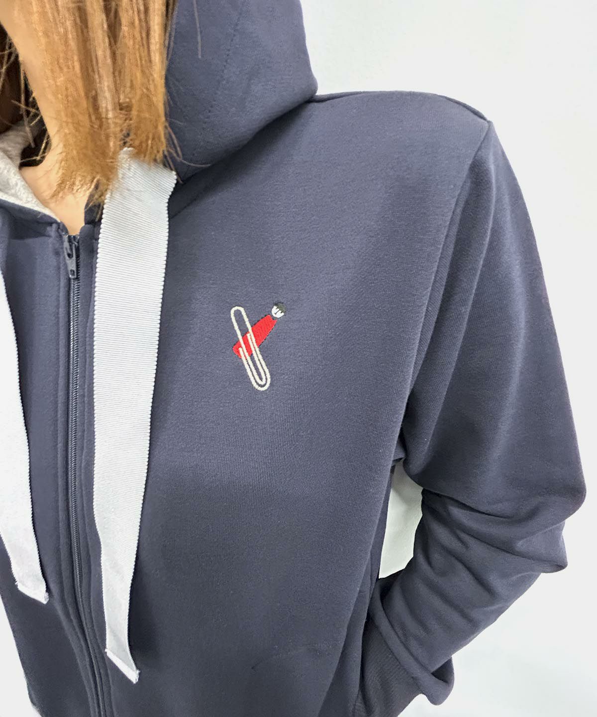 刺繍入り裏毛ジップパーカー（ネイビー）着用イメージ