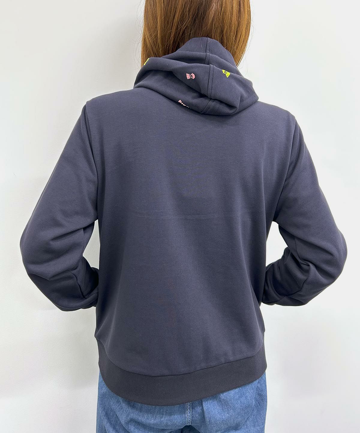 刺繍入り裏毛ジップパーカー（ネイビー）着用イメージ