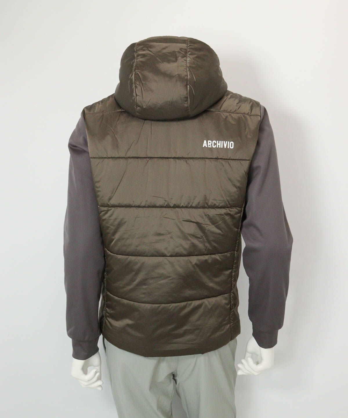 【メンズ】異素材切替中綿撥水ブルゾン(カーキ)後ろ