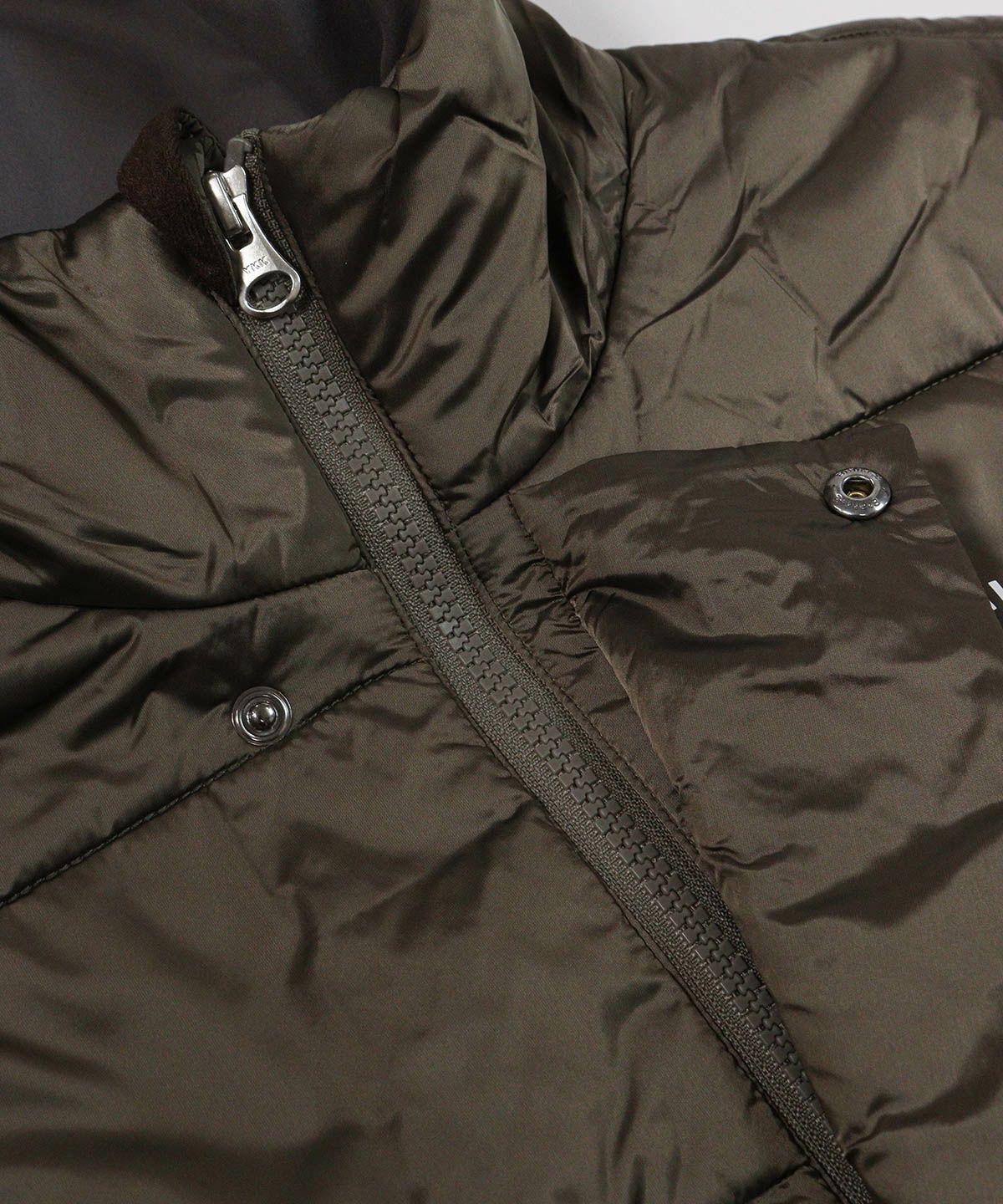 ファスナー部分(カーキ)